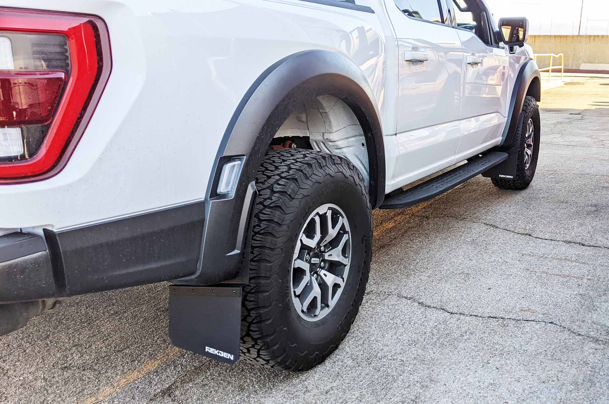 REK-mesh Baja Universal Offset Mud Flaps- 1 Set = 2 Flaps - Image 10